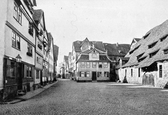 Blick auf alte Mühle davor gepflasterte Gasse 