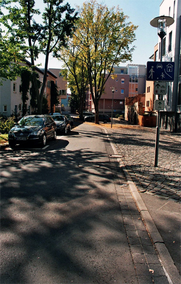 Mühlengasse 2011, Straße mit geparkten PKW 