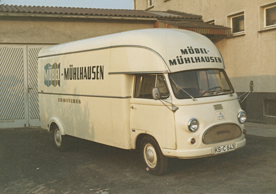 Zweiter Möbellieferwagen Hanomag Matador F35, steht vor Garage 
