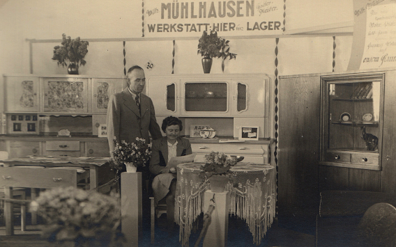 Wilhelm und Magdalene Mühlhausen in ihrer Ausstellung 1950er Jahre 