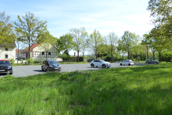 Der Parkplatz und Feuerwehr-Übungsplatz auf dem ehemaligen Anwesen Neumann und Nägel, im Hintergrund Gärtnerrei , Autos parken auf dem PlatzSiebrecht