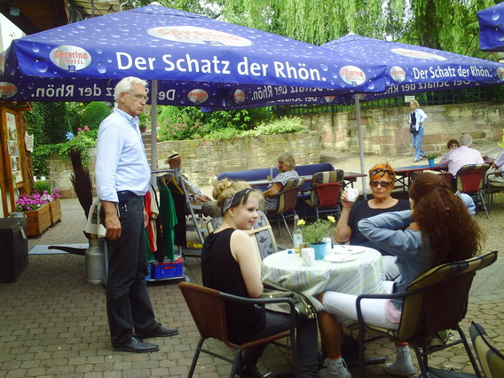 Kaffepause unter Sonnenschirmen Busfahrt in die Rhoen 