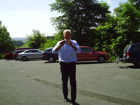 Busfahrt nach Willingen Norbert macht Fotos auf einem Parkplatz 