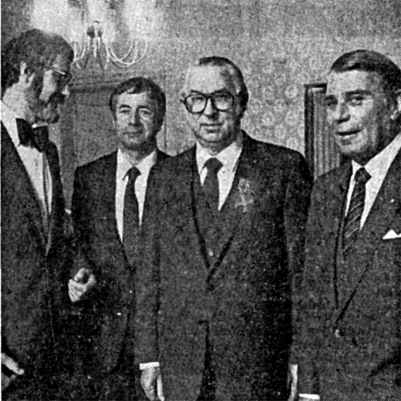 H. Osterberg bei der Verleihung des Bundesverdienstkreuzes am Bande, 1980 