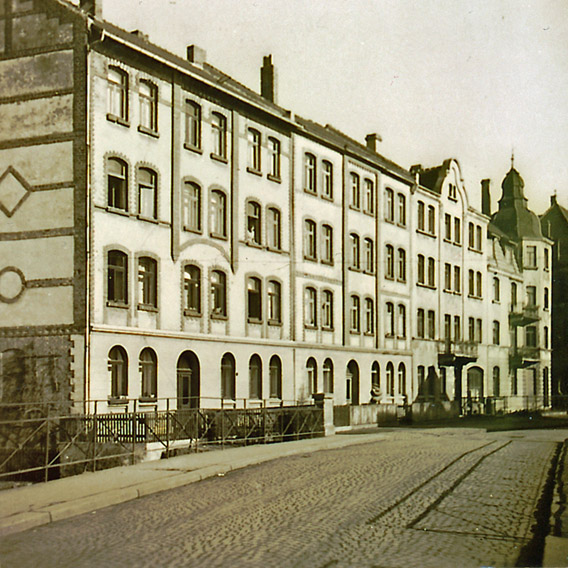 Blick über die Lossebrücke auf die Häuserzeile Osterholzstraße 