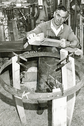 Kuefer Otto Vicum bei der Arbeit, 1985 