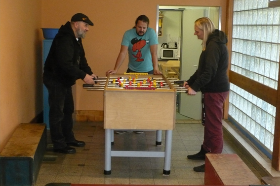 Otto Weißenbilder, Sabine Walther und Praktikant beim Tischfußball 2013 