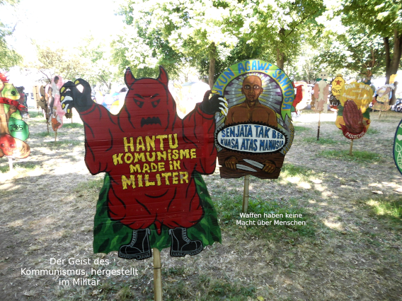 Mehere Pappfiguren die die Macht des Miltärs dokumentieren im Garten des Hallenbads Ost 