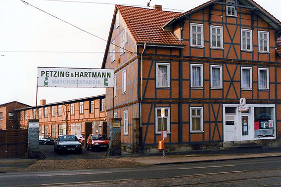 Hausfront der Fa. Petzing und Hartmann, 1998, Leipziger Str. 158, 