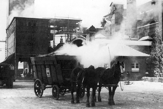 Pferdefuhrwerk mit Koks 