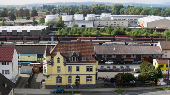 Im Vordergrund das ehemalige Postgebäude, dahinter der Güterbahnhof Bettenhausen, 2015 