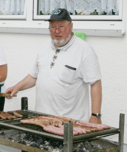 Hans-Peter Pütz am Grill beim Sommerfest der ARGE-Forstfeld