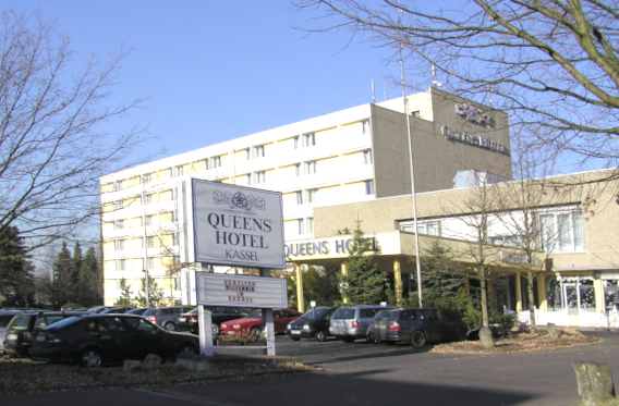 Einfahrt zum Queens Hotel und Parkplatz mit Autos, 2003 