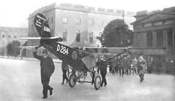 D-284 Notlandung in Berlin am 8. Juli 1923, die Maschine wird von Hand über den Platz gezogen, da hinter Zuschauer und Polizei 