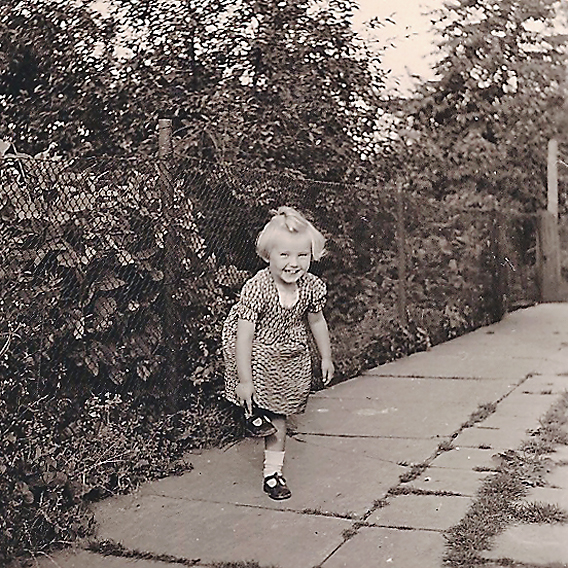 I. Raedlein im Garten der Großeltern 