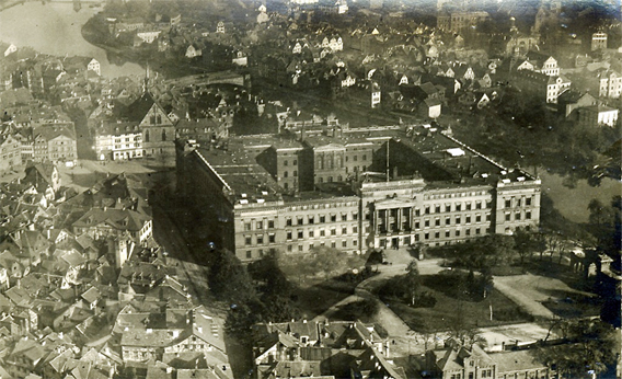 Luftbild des Regierungs- und Justizgebäudes Kassel vor dem II. Weltktieg, undatiert 