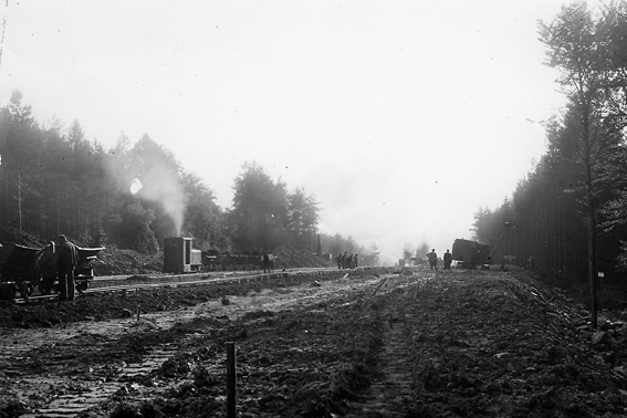 Bauarbeiten an der Reichsautobahn mit Feldbahn 