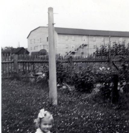Rosi Gerner, im Hintergrund die Reichskriegerhalle, 1939 