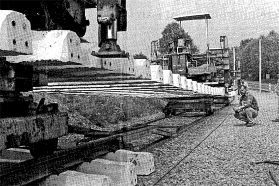 Gleisumbaumaschine beim Bau der Lossetalbahn in 1998 
