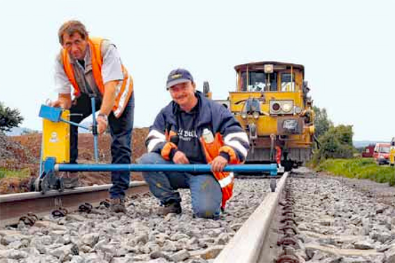 Reisse Mitarbeiter beim Gleisbau in der Nähe von Wolfhagen 