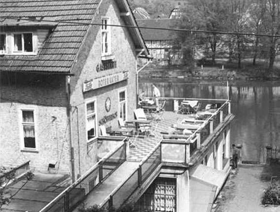 Blick über die Terasse mit Stühlen des Roten Katers auf die Fulda 