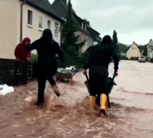 Anwohner holen sich Sand vom Schröderplatz 