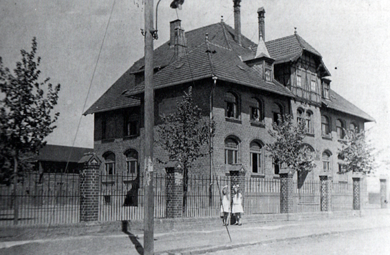Zwei Mädchen vor dem Schulgebäude von 1905 