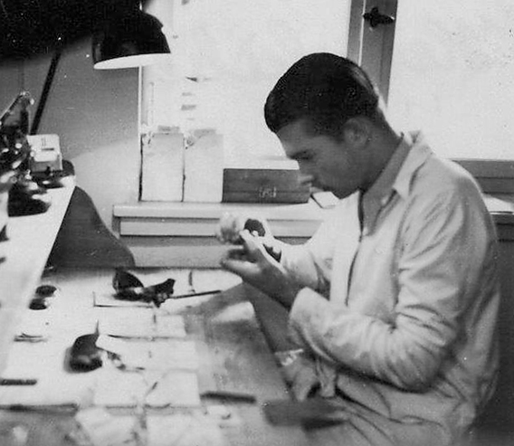 H. Schmidt an seinem Arbeitsplatz in der Werkstatt der Fa. Osterberg 