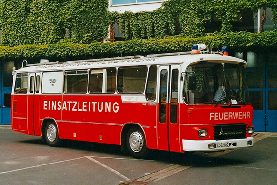 Bus mobile Einsatzleitung Mot. Hessen Nord ausgebaut von Karosseriebau Schölch vor den mit Efeu umrankten Toren der Feuerwache 