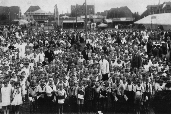 großer Schülerchor auf dem Festplatz, Lehrer Fritz Wiederhold dirigiert 