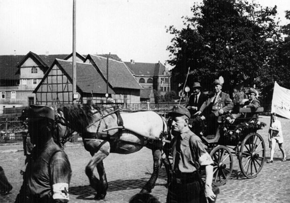 Festzugwagen zum 90jährigen Bestehen des Vereins 1957 am Dorfplatz Bettenhausen 