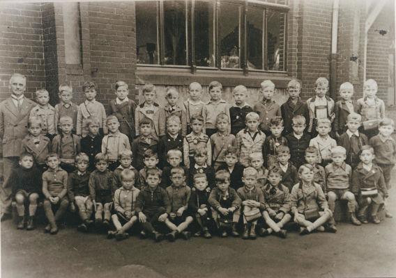 Gruppenfoto Schüler mit Lehrern vor der Turnhalle der Bürgerschule 25, 1938 