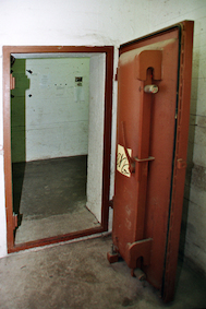 schwere dicke Stahlschleusentür mit Riegel am Eingang, 2012