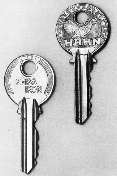 Zeiss-Ikon-Schlüssel und Hahn Vorbild mit Mäanderband 