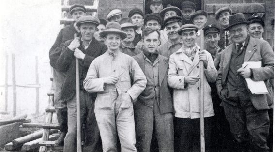 Die erste Siedlergeneration in 1938 Männer mit Schaufeln 