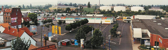 Sigurdgelände mit Parkplatz und Einkaufzentrum 1999 