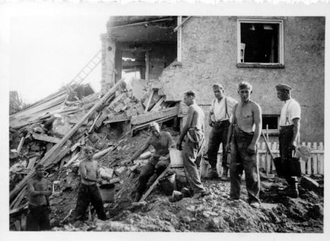 Kriegsgefangene beseitigen Bombenschäden in der Singerstraße 