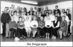 Stehende Männer und sitzende Frauen, Singgruppe der Siedlergemeinschaft Erlenfeld 