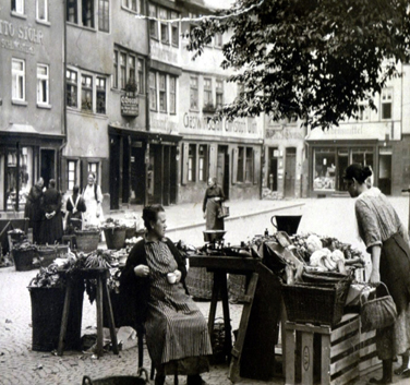 Sophie Bolte beim Verkauf von Obst und Gemüse in den dreißiger Jahren auf dem Holzmarkt 