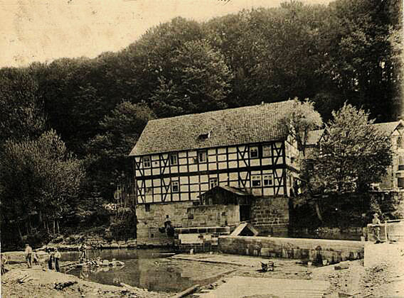 Spiekershäuser Mühle mit Baurbeitern am Mühlgraben 