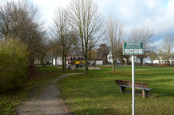 Eingangsweg zum Spielplatz 