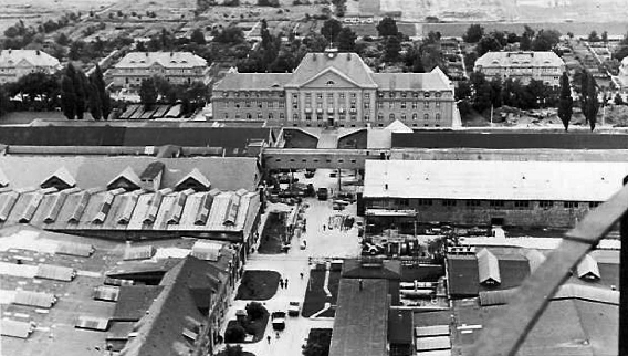 Blick vom Kamin der Spinfaser AG auf die Werksstraße zum Verwaltunggebäude, 1948-50 