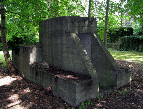 Eingang zu einem Bunker aus dem 2. Weltkrieg in der Wohnstrasse 