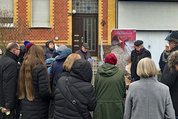 Verlesung des Gedenktextes in Anwesenheit zahlreicher Bürger*innen am 8. November 2025