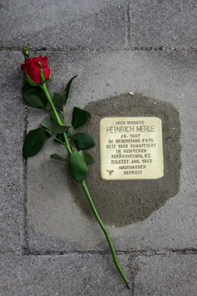 Neu verlegter Stolperstein für Heinrich Merle in der Sandershaeuser Strasse 24 