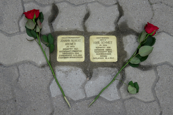 Stolpersteine auf dem Gehweg vor der Kunigundiskirche 