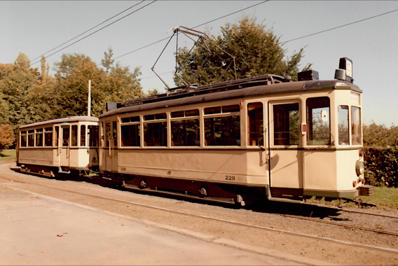 Beige gelbe Straßenbahn 228 mit Beiwagen 1950er Jahre