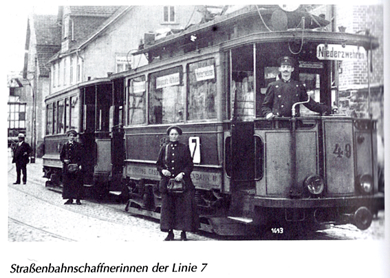 Straßenbahn Schaffnerinen vor der Line 7 nach Niederzwehren 
