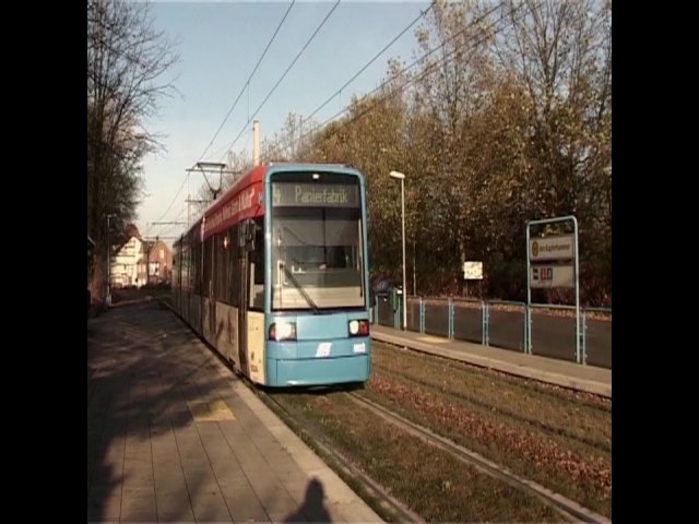 Straßenbahn an der Haltestelle 