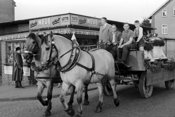 Fuhrwerk mit zwei Pferden transportiert zwei Glocken der Marienkirche, 1954 